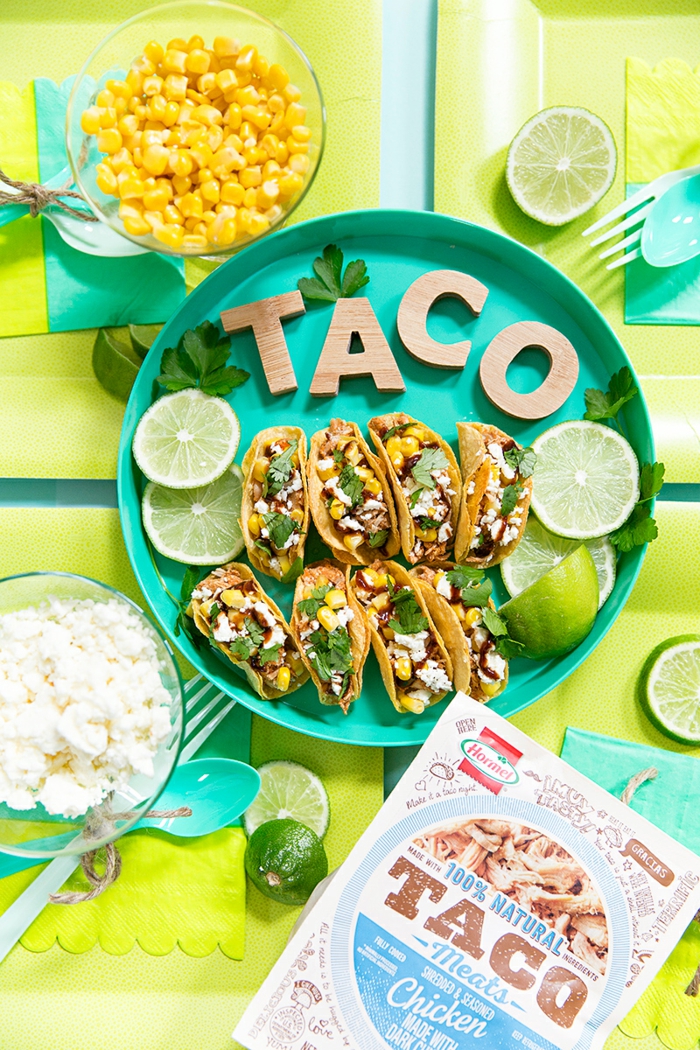 Tacos elkészítése csirkével és kukoricával, ujjlenyomat sok vendég számára, gyors és ízletes ételek