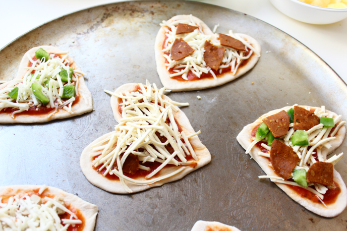 Подгответе мини пица, нарязани сърца от тесто и гарнитура, прости рецепти за партита