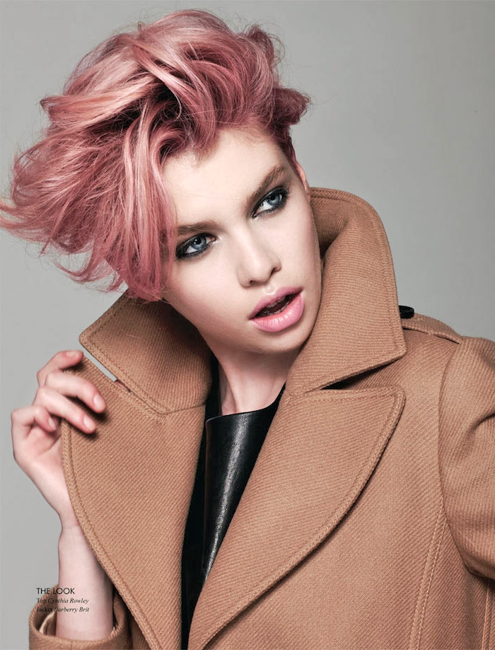 pasztell rózsaszín haj, barna kabátú és rózsaszín hajú nő