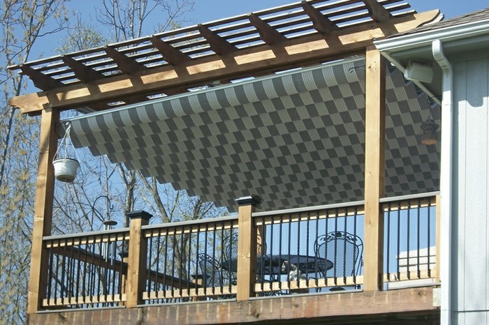 pergola en bois avec-auvents-ombrage-pour-terrasse sur le toit