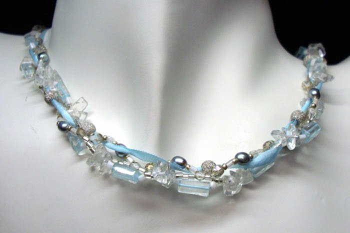 perle colliers auto-synthétiques ou des perles de verre-et-bleu-clair ruban