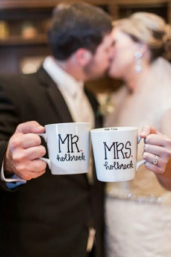 Személyre kávéscsészék-by-the-menyasszony és a vőlegény