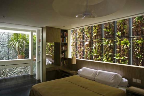 النباتات في غرف نوم إلى الجدار على ال سريرا