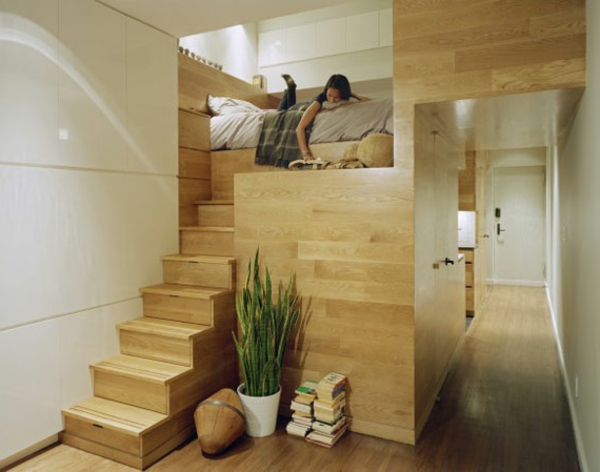 Biljka-u-spavaća soba-pored-drvene-stepenice