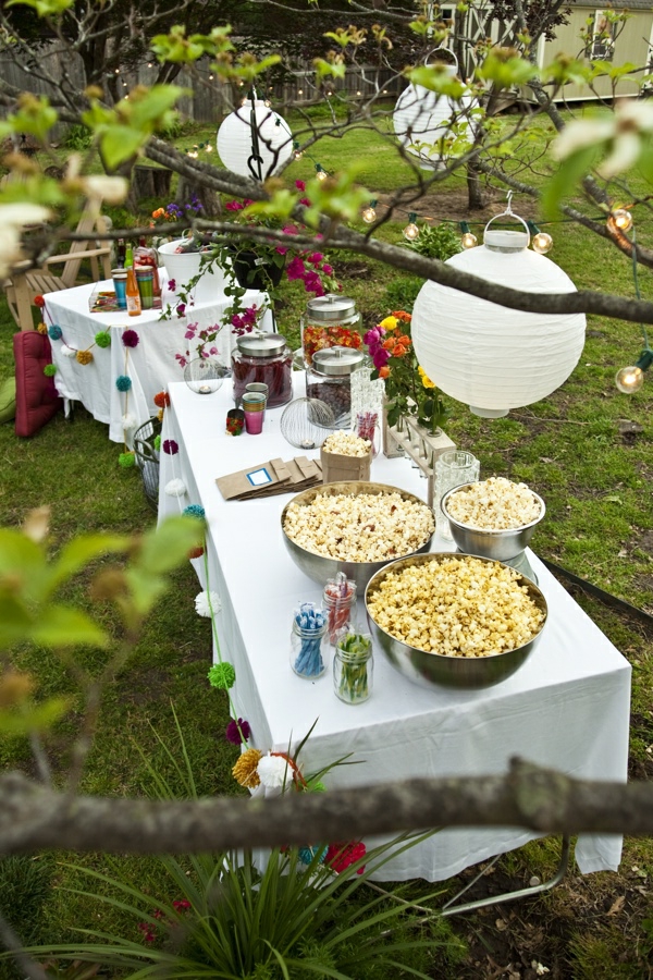 asztal-deco-popcorn-party-ötlet stílusos