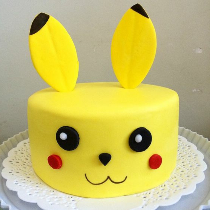 Aquí hay una idea para un pastel de pokemon amarillo: una criatura pokemon amarilla con mejillas rojas y ojos negros