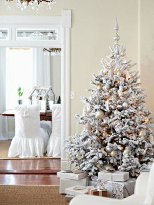 бяла коледна украса - коледно дърво в красивата стая