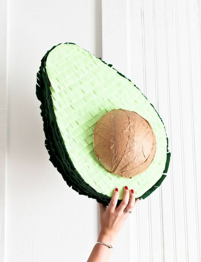 Pinata avocado, изработен от картон, декориран със зелени салфетки