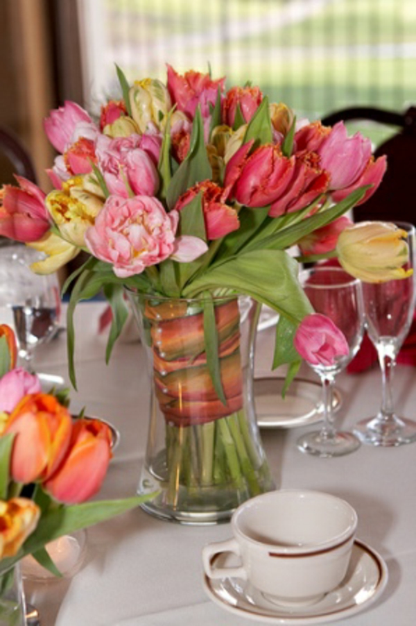 asztal-deco-with-tulipán-sárga-piros-rózsaszín üveg váza