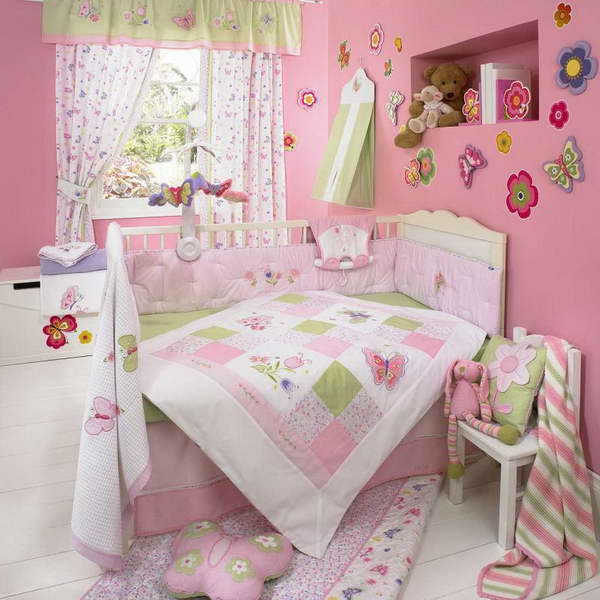 Vaaleanpunainen seinämaali vauvan huoneeseen