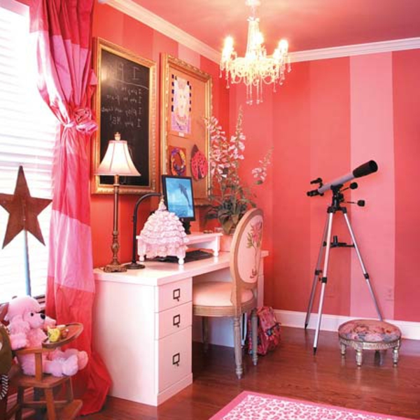 pink-seinä maali-by-a-kaunis makuuhuoneen valkoinen pöytä