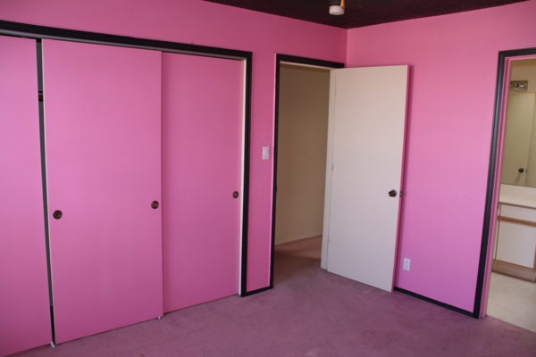 غرفة اللون الوردي الجدار ، بدون أثاث ، تبدو جميلة