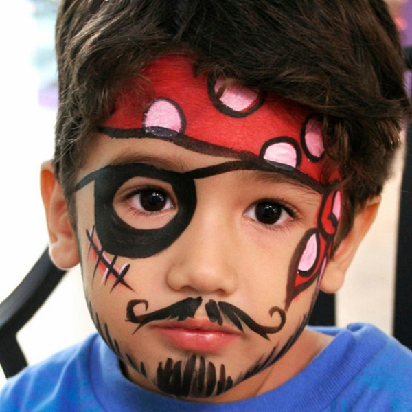 海盗化妆 - 一个超级可爱的小男孩