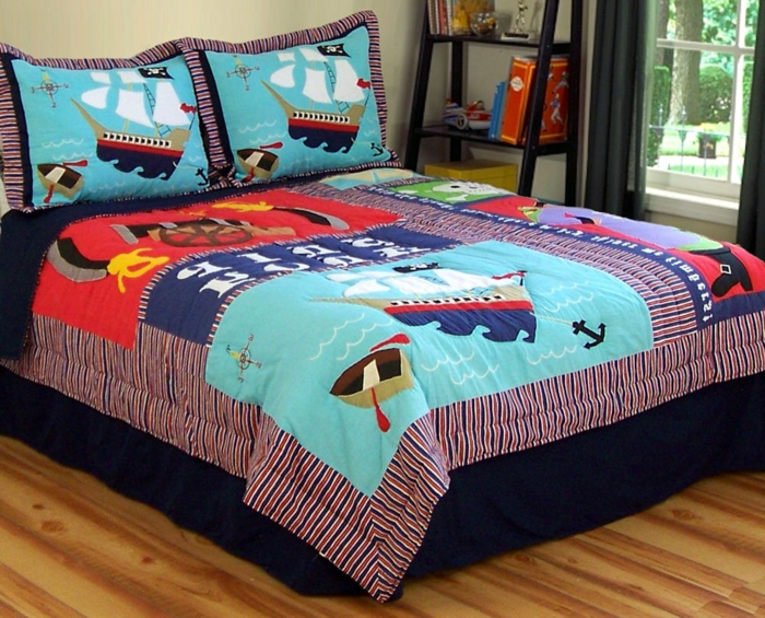 Motivi brodske posteljine na pokrivaču i jastucu za knjige