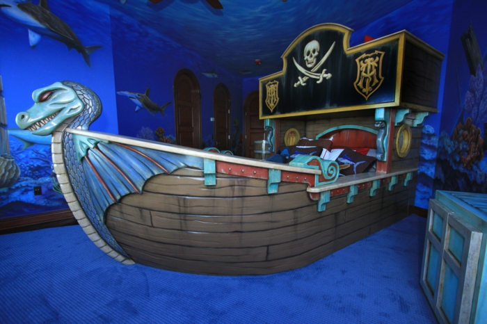 Dijete mirno spava u gusarskom brodu - piratski namještaj