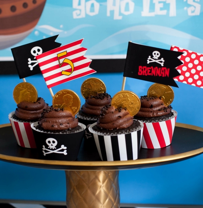Čokoladni kolačići s malim zastavama i kovanicama lubanje iz blaga