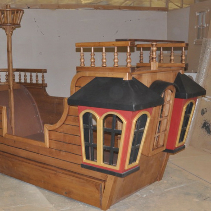 drveni brod kao dječji ukras tijekom obnove - vrlo lijepo