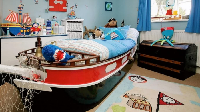 Brodski ležaj s neto gusarskim medvjedom i ostalim dječjim igračkama
