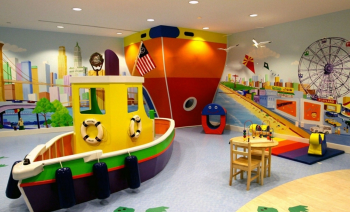 leikkihuone lapsille, joilla on veneitä ja laivoja sekä kaunis seinärakenne