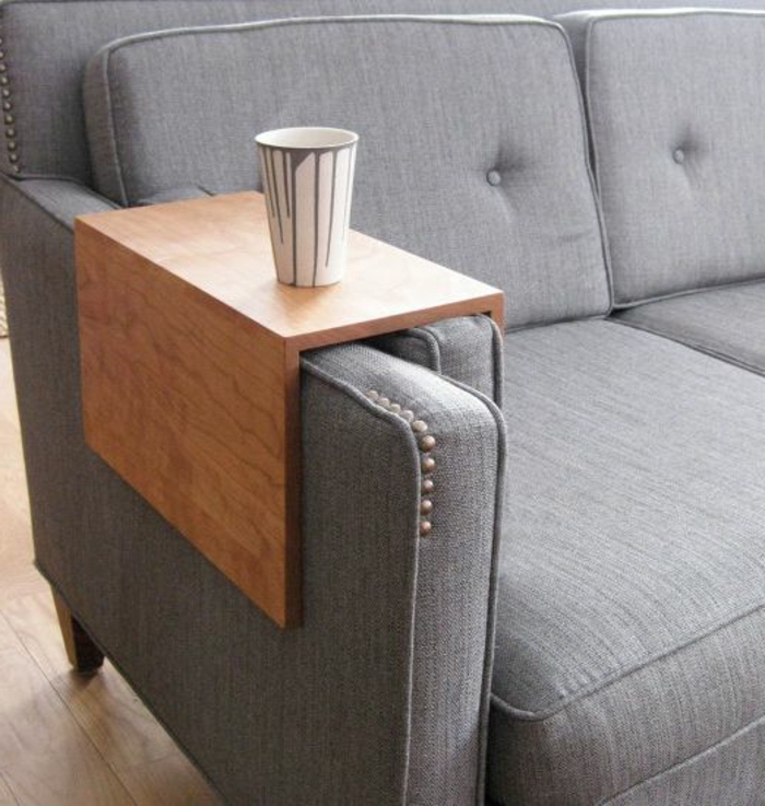 пестящ място-мебели-сив диван