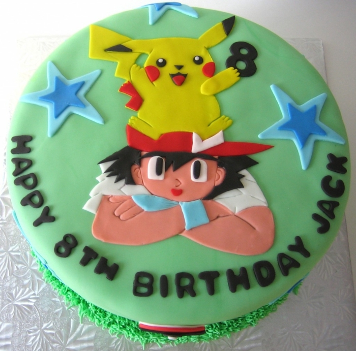 pastel de pokemon verde - un pikachu amarillo, dos estrellas azules, chico con un gorro rojo