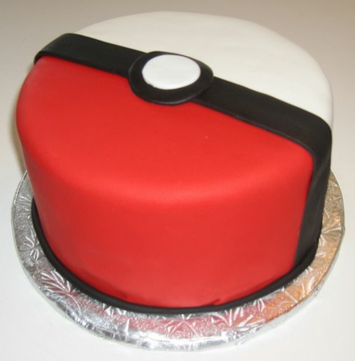 un gros pokeball rouge - idée d'une belle tarte pokemon rouge - gâteau d'anniversaire pokemon
