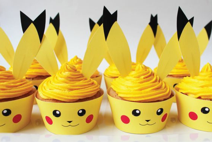 Aquí hay pequeños pokemon amarillos, pastel de pokemon amarillo pikachu con una crema amarilla