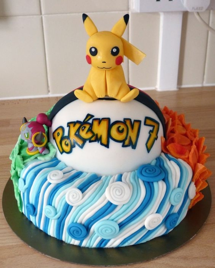 otro gran pastel pokemom'n con un pikachu amarillo y titulares amarillos