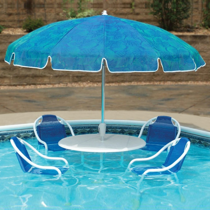 Papel pintado azul de la piscina-sombrilla-y-sillas-en-agua