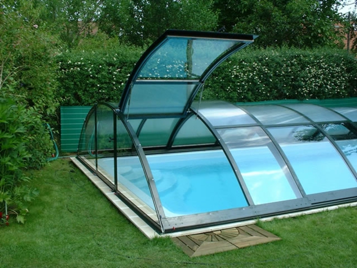 pool-kép-üveg ernyővel