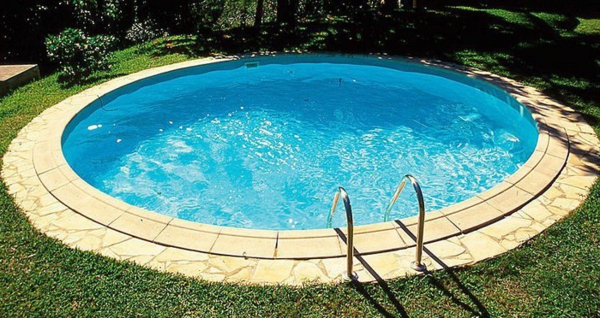 piscina construida alrededor de forma en el patio trasero