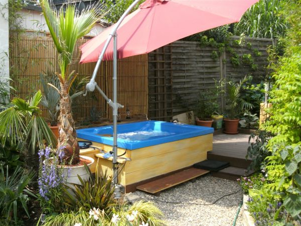 حمام سباحة ذو بناء ذاتي - تصميم حديث
