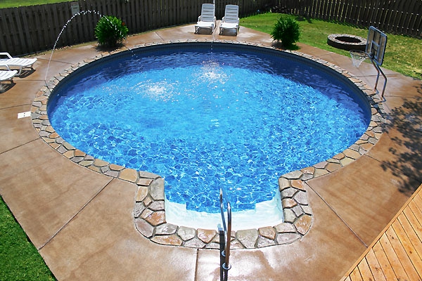 Pool-spa-nagyon-szép-alakú, mellette strandszékek
