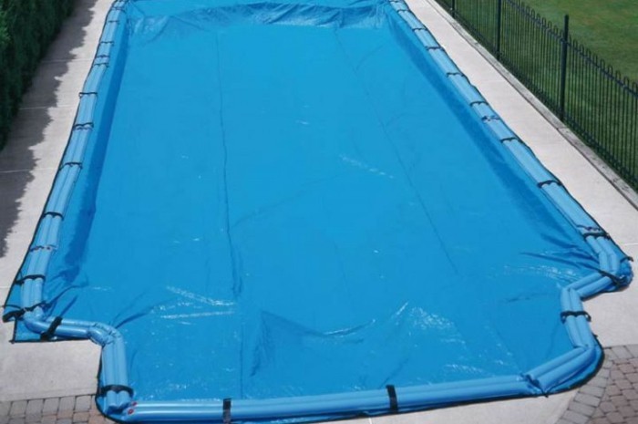 encubrimiento de una piscina cubierta azul-piscina