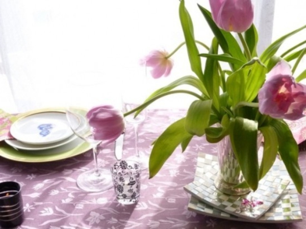 stol s ljubičastim tulipanima i porculanskim pločicama ukrašavajući pokrivač u ljubičastoj boji