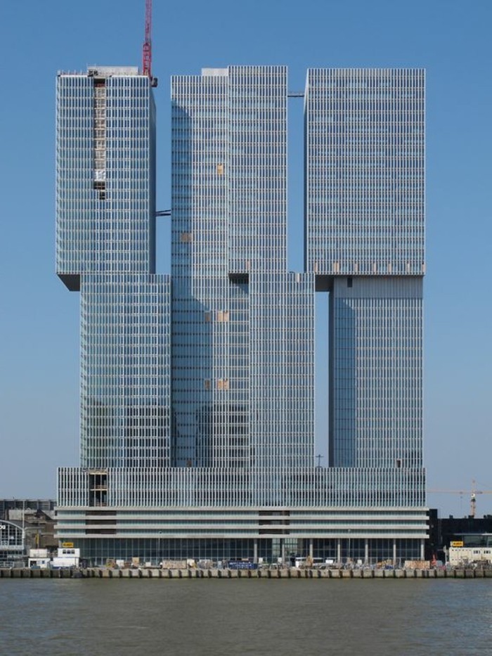 posmoderna-arquitectura de tres rascacielos no konvetionelle