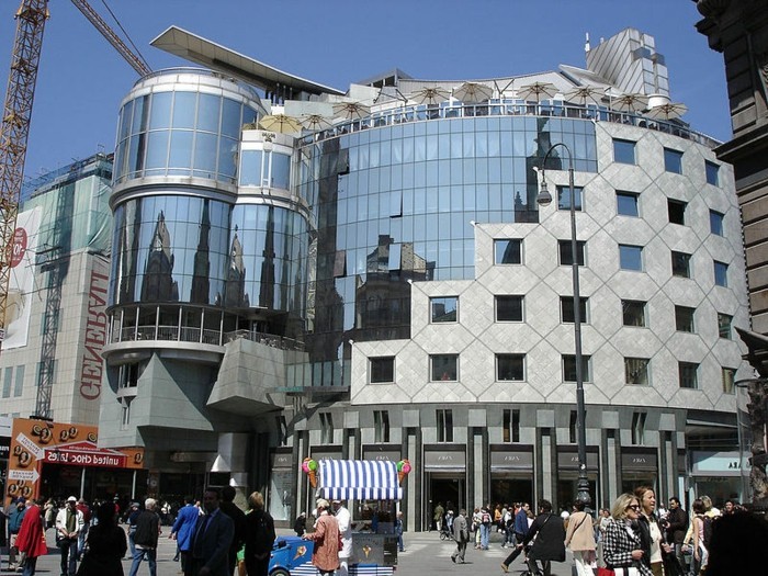 постмодерната архитектура половина стъклена фасада