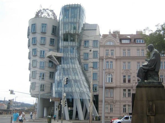 Postmoderna-arhitektura-obilježja-a-kao-a-žena izgleda zgrada