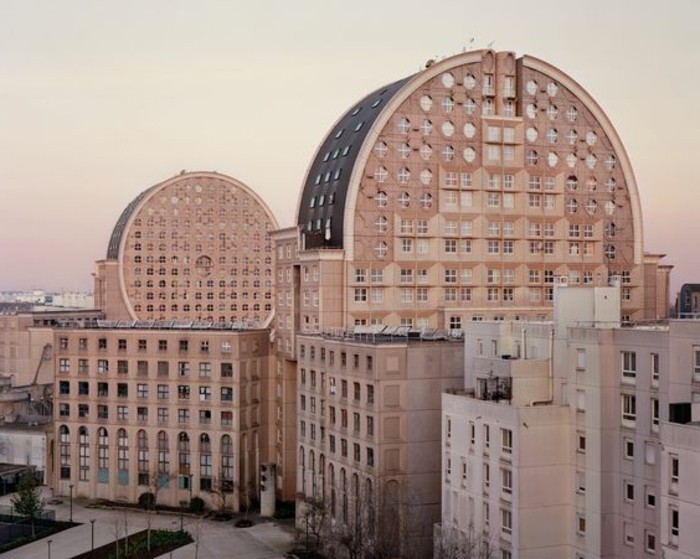 postmoderna arhitektura dva nebodera-s-okruglog oblika
