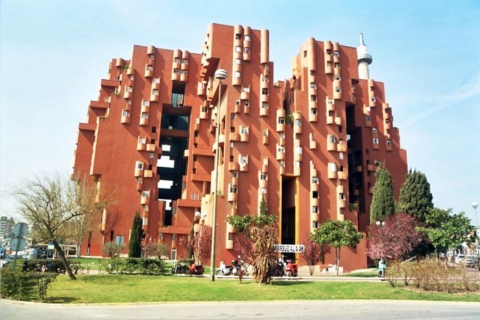 постмодерна archtektur-червено-сграда