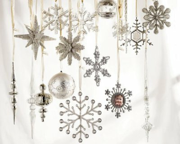 fehér karácsonyi dekoráció - hópelyhek, golyók és gyönyörű fehér csillagok