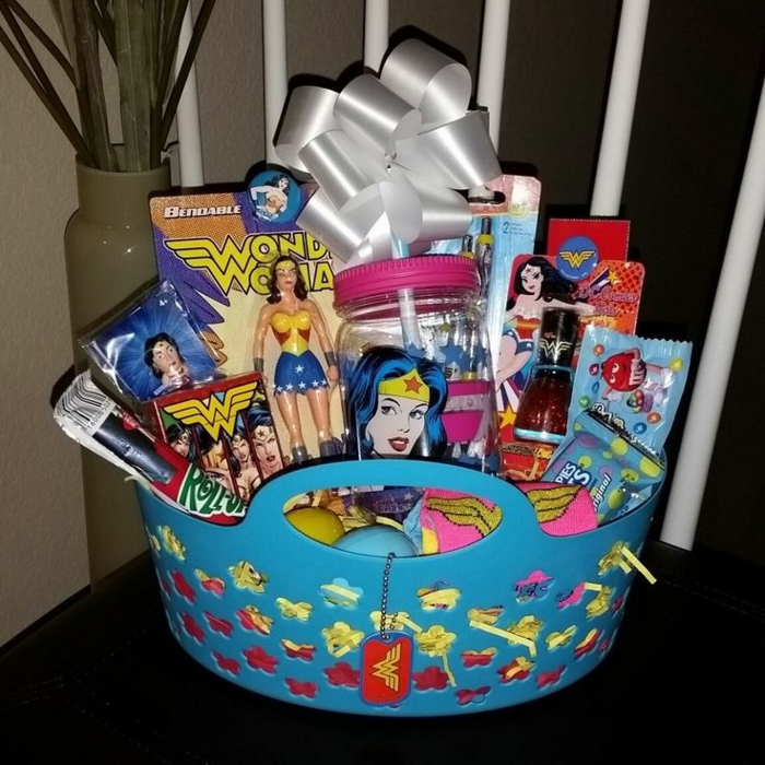 Aki nem csodálja a Wonder Woman-t, összeállít egy tematikus ajándék kosarat