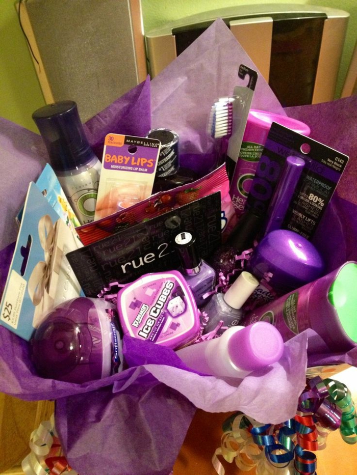 lila kozmetikai eszközök csomagolópapír ajándékkosár tartalma egy nő
