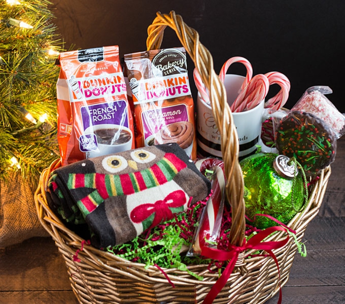 Направете своя собствена кошница с бонбони и топъл шал за Коледа