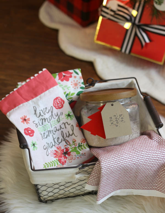красиви послания на самозалепени торбички и горещ шоколадов микс - съдържание на подарък кошница
