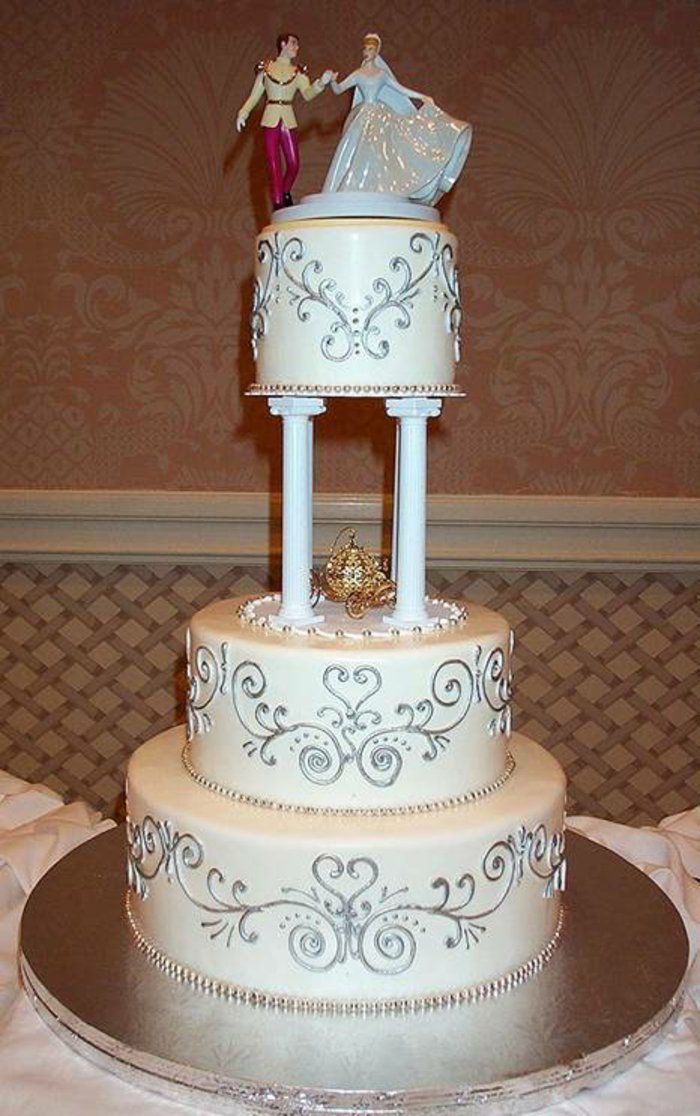 великолепна-сватбена торта с фигурки-на Пепеляшка и Prince-