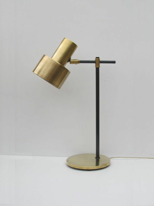 практическо лампа върху бюрото Golden
