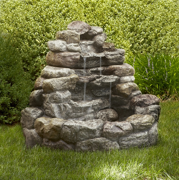 практическо Fountain-с-водопад в градината