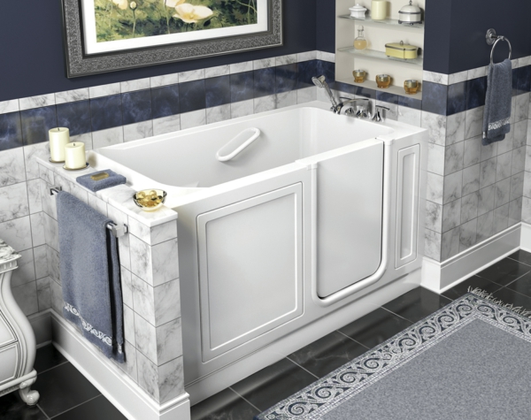 व्यावहारिक डिजाइन बाथटब के लिए छोटे बाथरूम डिजाइन विचार