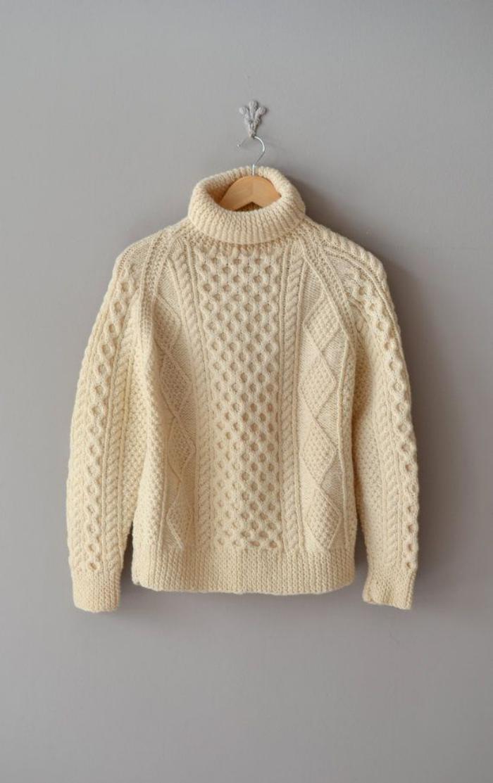 suéter de lana-women-irlandesa de color crema Modelo que hace punto